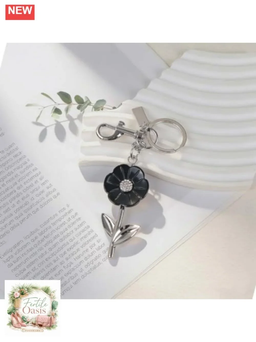 Elegant Daisy Keychain Bag Charm for Purse Handbag Women - Gold Plated